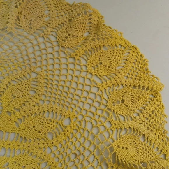 VINTAGE COTTON CROCHET BOHO 26" DIAMETER YELLOW HANDCRAFTED, CENTER TABLE SCAPE - Picture 10 of 11